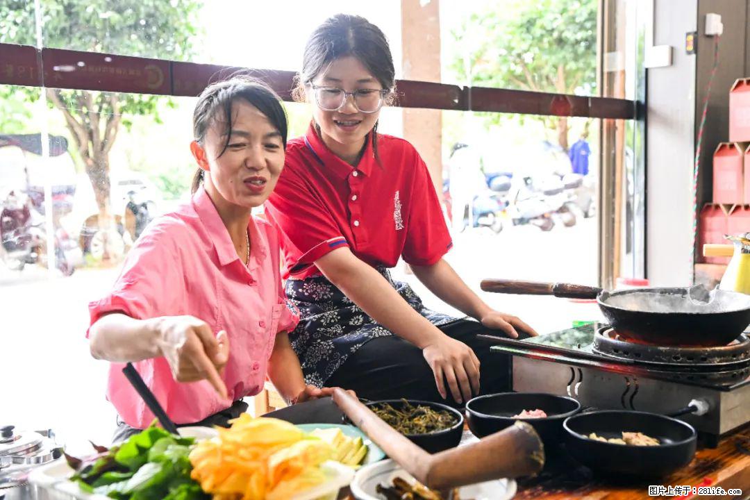 全网追的“扁担女孩”,找了一份暑假工,时薪12元 - 松原生活资讯 - 松原28生活网 songyuan.28life.com