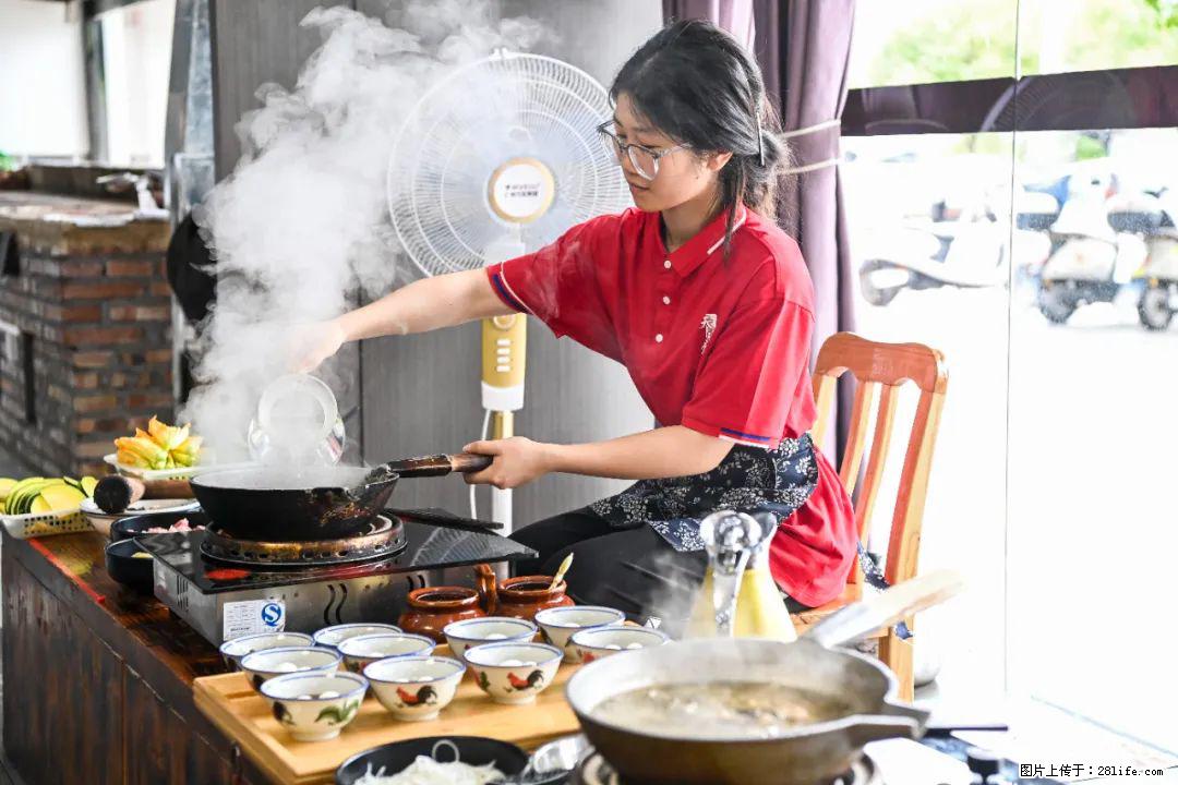 全网追的“扁担女孩”,找了一份暑假工,时薪12元 - 松原生活资讯 - 松原28生活网 songyuan.28life.com